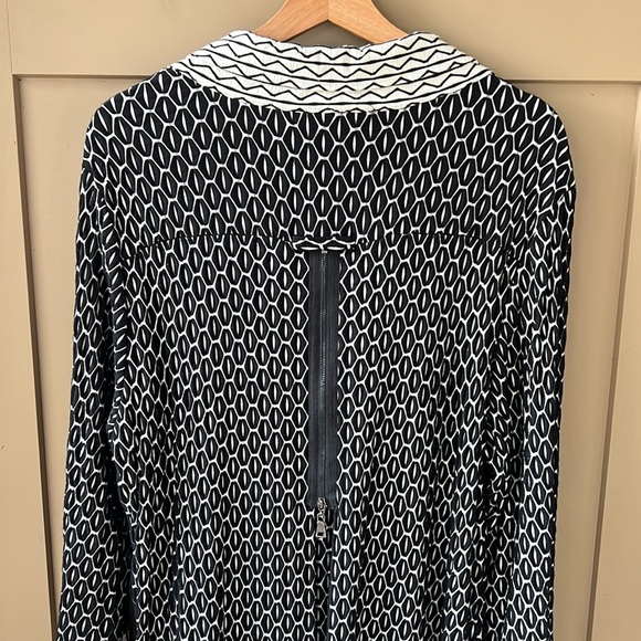 Amy B’s 2XL Black Cream Geo Textured Bell Sleeve Art to Wear Tunic Top - Picture 8 of 11